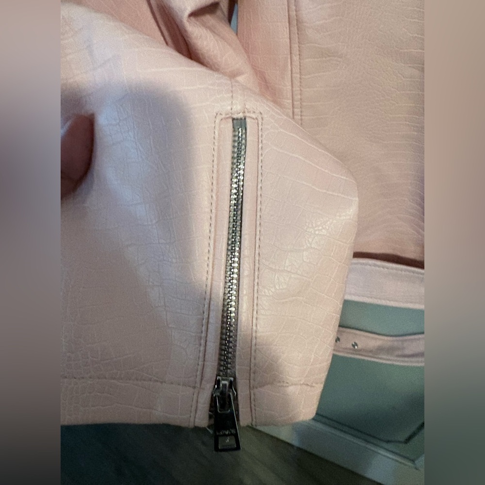 💗 Levi’s Pink Faux Leather Moto Jacket – Size 2X – NWOT PTP26/L24 - Picture 3 of 5
